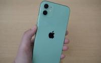 排队的顾客在Apple商店前等待购买AppleiPhone11