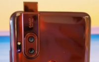 摩托罗拉OneHyper拥有一个32百万像素弹出式自拍相机