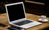 游戏通过MacBook笔记本电脑上的NES模拟器运行