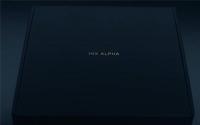 这张海报中显示的手机实际上从MiMIXAlpha中挑选了一些设计线索