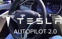 特斯拉的Autopilot高级驾驶辅助系统使汽车保持在车道内并减速和加速