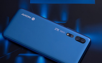 中兴天机Axon10Pro5G版配备了一块6.47英寸的AMOLED柔性曲面屏