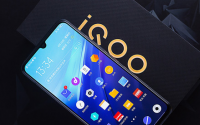 iQOOPro作为一款5G+旗舰在外观上依然循了前代的设计语言