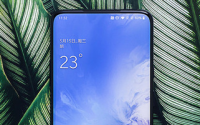一加7Pro凭借着一块90Hz刷新率的屏幕为旗舰手机带来了新的标准