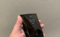 摩托罗拉Razr折叠手机是MotoRazr系列的一个延续