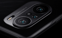 RedmiK40后置三摄像头整体位于机身左上角呈竖排方式排列