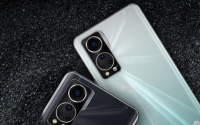 中兴Axon30屏下版采用了一块6.92英寸OLED屏