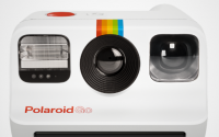 PolaroidGo有着经典的白色饰面和彩虹条纹