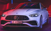 新的 2023 AMG C43 带有电动扭曲