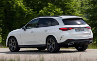 2023 款梅赛德斯-奔驰 GLC 级采用轻度混合动力透明引擎盖技术